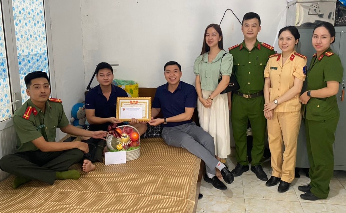 Thăm hỏi, biểu dương cán bộ tổ công tác HP22 – Công an quận Kiến An bị thương khi làm nhiệm vụ